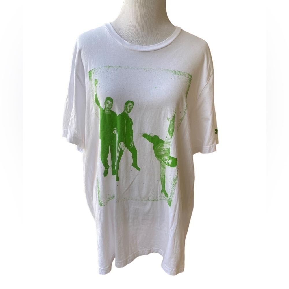 Jonas Brothers White and Green “Remember this Tour”Tshirt Size 2XL Concert Tee